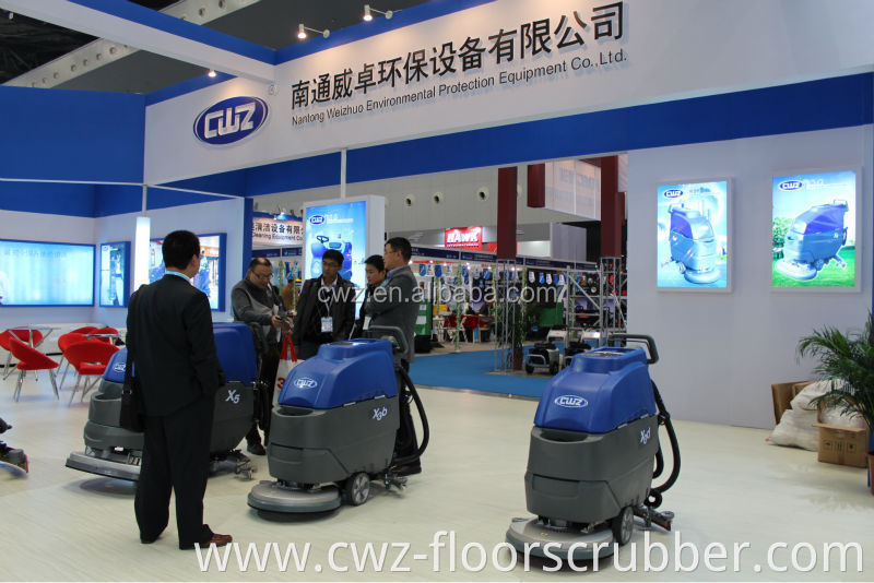 Automatic gym floor cleaning scrubbing machine